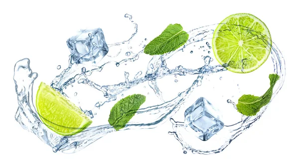 Plakjes sappige limoen, verse munt en spetteren van koud water op een witte achtergrond — Stockfoto
