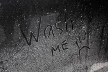 Yazıt Wash Me ve kirli araba, closeup üzerinde üzgün gülen