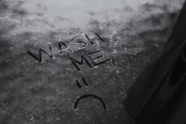 Yazıt Wash Me ve kirli araba, closeup üzerinde üzgün gülen