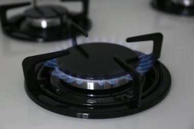 Modern soba üzerinde mavi alev ile gaz brülör, closeup