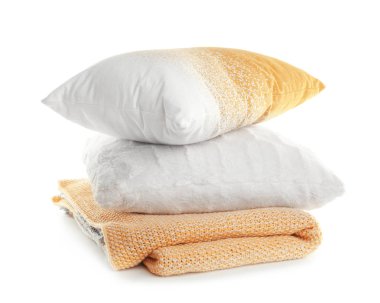 Şık yumuşak yastık ve beyaz arka plan üzerinde katlanmış ekose