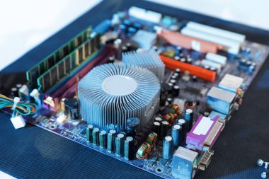 Anakartın yakından görünümü. Bilgisayar onarım hizmeti