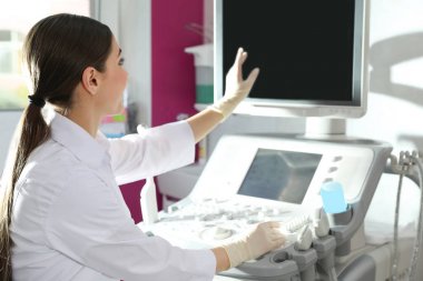 Klinikte modern ultrason makinesi kullanan sonograf