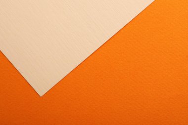 Arka plan olarak renkli kağıt levhalar, üst görünüm