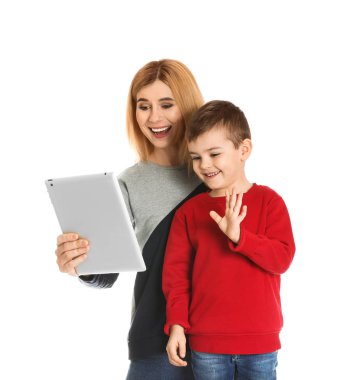 Anne ve oğlu beyaz arka plan karşı tablet te görüntülü sohbet kullanarak