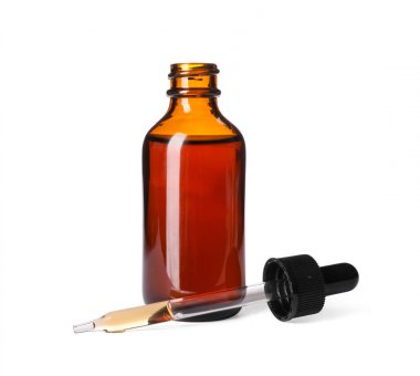Kozmetik şişesi ve beyaz arka planda gerekli yağlı pipet.