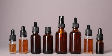 Renk arka planda uçucu yağlar Kozmetik şişeler