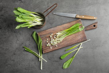 Gri masada yabani sarımsak veya ramson ile düz yatıyordu kompozisyon