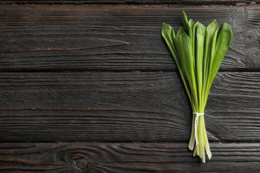 Ahşap masa üzerinde yabani sarımsak veya ramson Demet, metin için alan ile üst görünümü