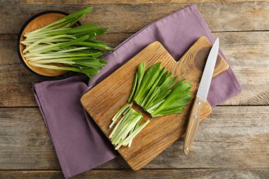 Ahşap masa üzerinde yabani sarımsak veya ramson ile Düz yatıyordu kompozisyon