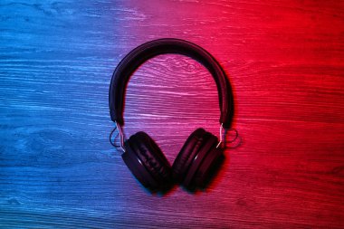 Ahşap arka planda şık kulaklıklar, üst görünüm