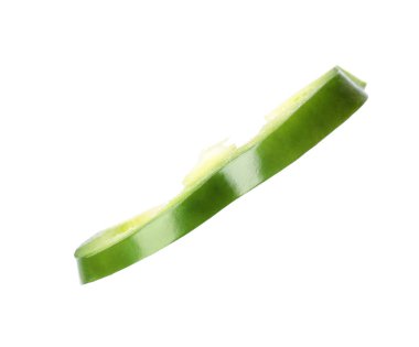 Beyaz arka planda taze biber kesin