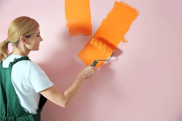 Decoración profesional pared de pintura, espacio para el texto. Servicio de reparación en el hogar — Foto de Stock
