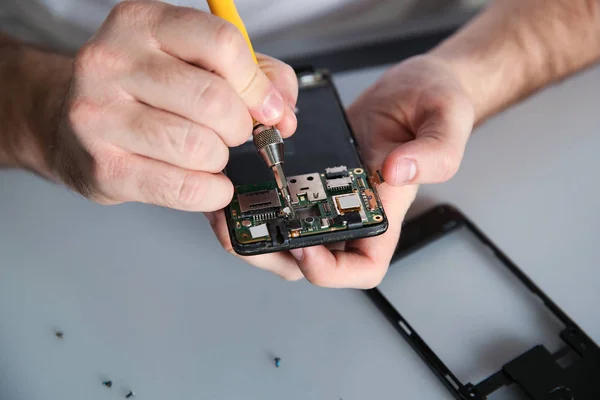 Técnico de reparación de teléfono móvil en la mesa, primer plano —  Fotos de Stock