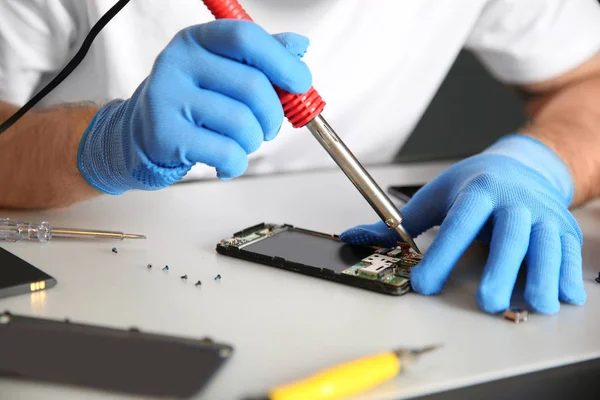 Técnico de reparación de teléfono móvil en la mesa, primer plano —  Fotos de Stock