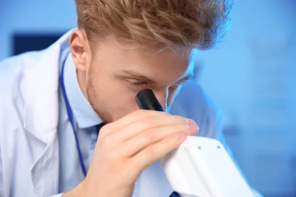 Mužský vědec používající moderní mikroskop v chemické laboratoři — Stock fotografie