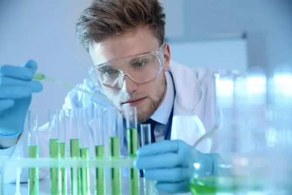 Científico masculino trabajando con muestra en laboratorio de química — Foto de Stock