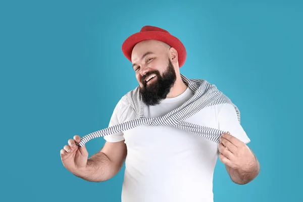 Retrato de homem emocional em fundo de cor — Fotografia de Stock