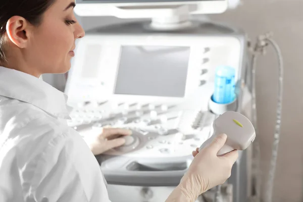 Сонограф тримає зонд ультразвукової машини в клініці — стокове фото