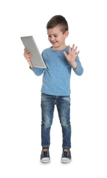 Маленький хлопчик використовує відео чат на планшеті, білий фон — стокове фото