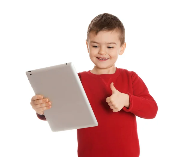 Mały chłopiec za pomocą czatu wideo na tablecie na białym tle — Zdjęcie stockowe