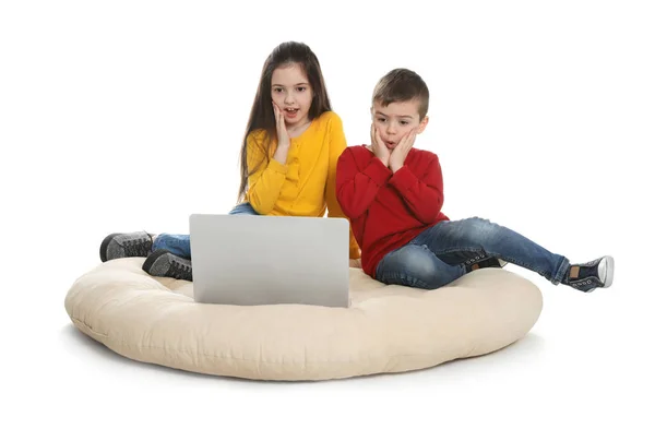 Małe dzieci za pomocą czatu wideo na laptopie, białe tło — Zdjęcie stockowe