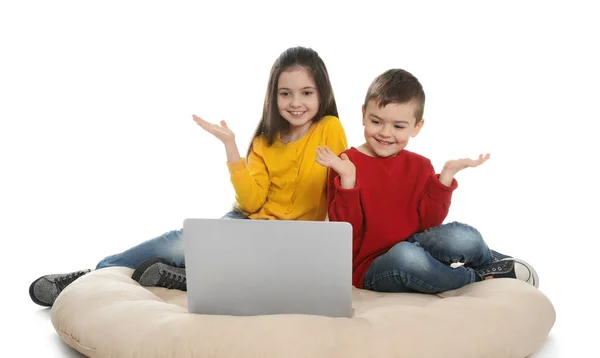 Małe dzieci za pomocą czatu wideo na laptopie na białym tle — Zdjęcie stockowe