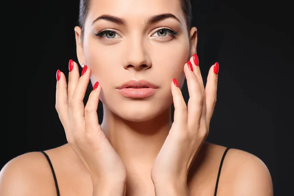 Hermosa joven con manicura brillante sobre fondo negro, primer plano. Tendencias de esmalte de uñas —  Fotos de Stock