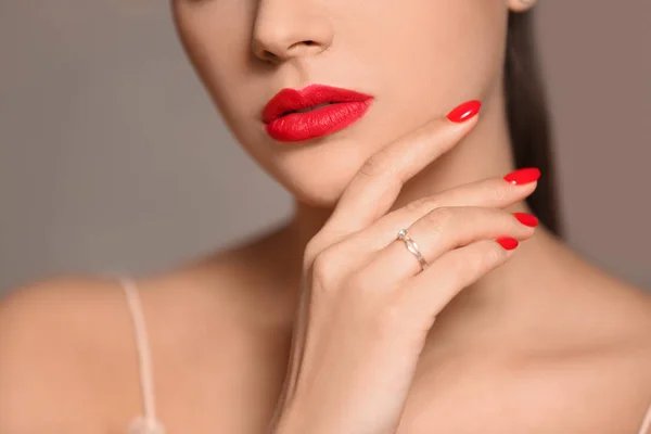 Piękna młoda kobieta z jasnym manicure na kolorowym tle, zbliżenie. Trendy w pielęgnacji paznokci — Zdjęcie stockowe