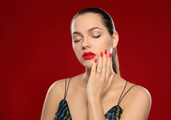 Retrato de una hermosa mujer joven con manicura brillante sobre fondo de color. Tendencias de esmalte de uñas —  Fotos de Stock