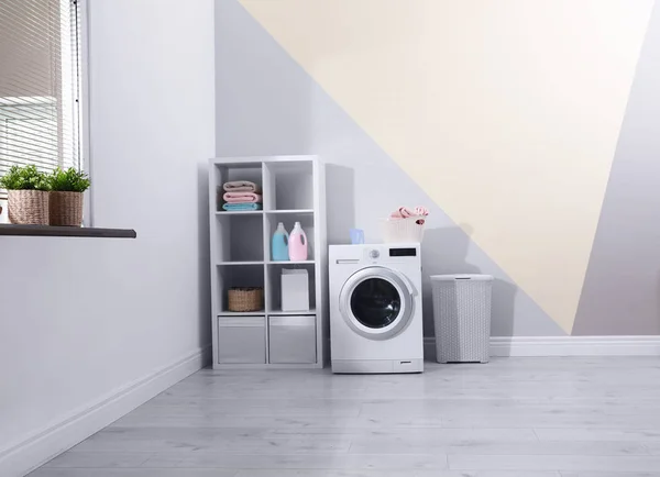 Máquina de lavar roupa moderna no interior da lavandaria. Espaço para design — Fotografia de Stock