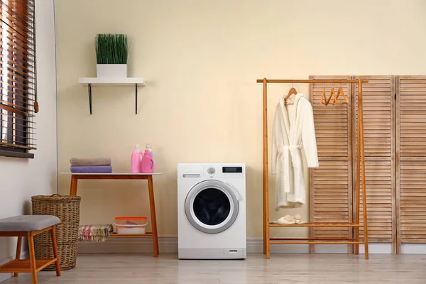 Interior de lavandaria com máquina de lavar roupa moderna — Fotografia de Stock