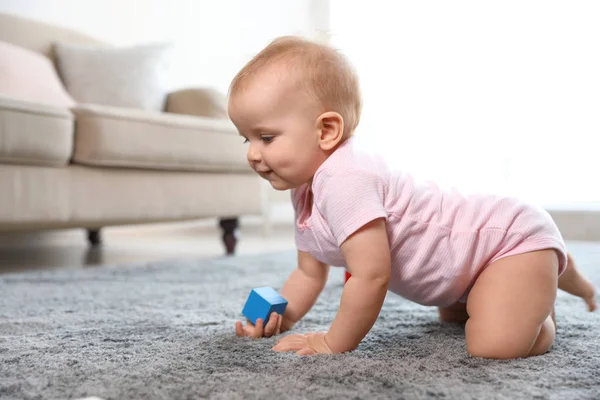 Linda niña jugando en el suelo en la habitación. Espacio para texto — Foto de Stock