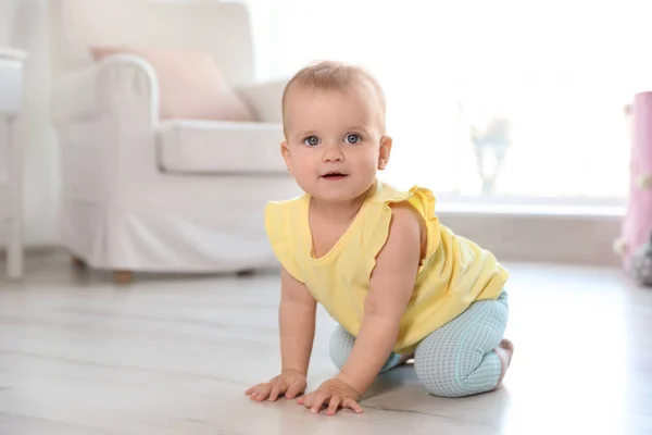 Niedliches Baby Mädchen auf dem Fußboden im Zimmer — Stockfoto