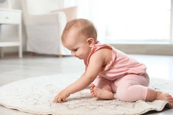 Odada katta Sevimli bebek kız — Stok fotoğraf