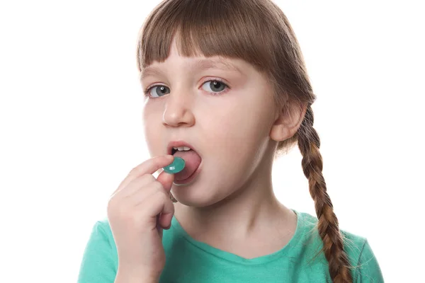 Niño pequeño tomando píldora sobre fondo blanco. Peligro de intoxicación por medicamentos —  Fotos de Stock