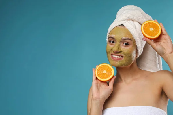 Mooie vrouw met masker op gezicht en gesneden Oranje tegen kleur achtergrond. Ruimte voor tekst — Stockfoto