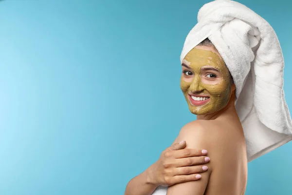 Mooie vrouw met masker op gezicht tegen kleur achtergrond. Ruimte voor tekst — Stockfoto