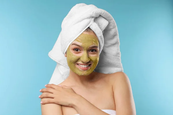 Mooie vrouw met masker op gezicht tegen kleur achtergrond — Stockfoto