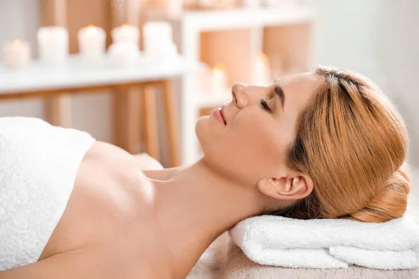 Belle femme avec peau soyeuse après masque facial relaxant dans le salon de spa — Photo