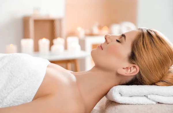 Belle femme avec peau soyeuse après masque facial relaxant dans le salon de spa — Photo