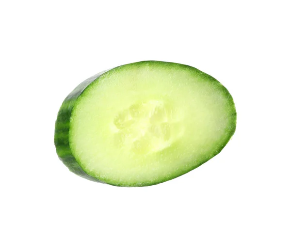 Cortar pepino verde fresco sobre fondo blanco — Foto de Stock