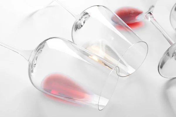 Окуляри з різним вином на білому тлі, крупним планом — стокове фото