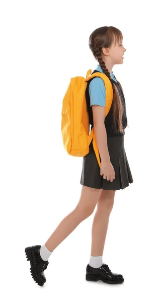 Ganzkörperporträt des netten Mädchens in Schuluniform mit Rucksack auf weißem Hintergrund — Stockfoto