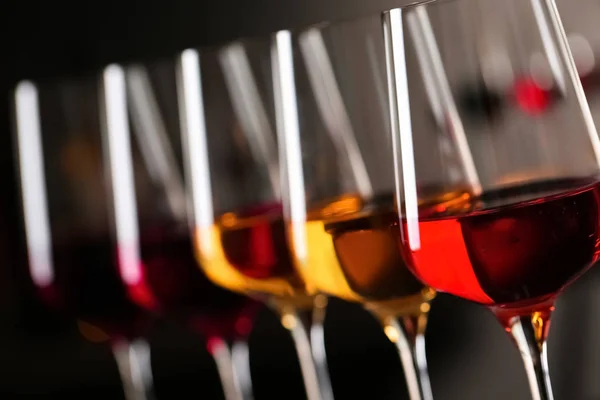 ぼやけた背景に異なるワインを持つグラスの列、クローズアップ — ストック写真