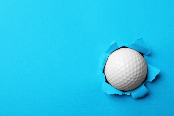 Nova bola de golfe presa em papel colorido. Espaço para texto — Fotografia de Stock