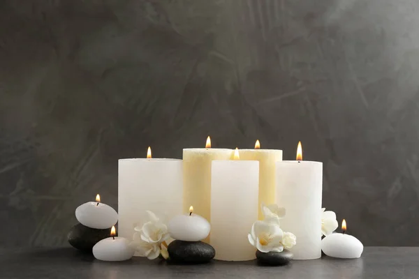 美丽的构图，桌上点着蜡烛和鲜花 — 图库照片