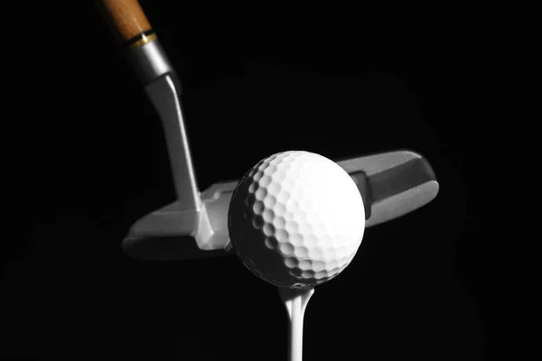 Golf kulübü ve koyu arka plan karşı top — Stok fotoğraf