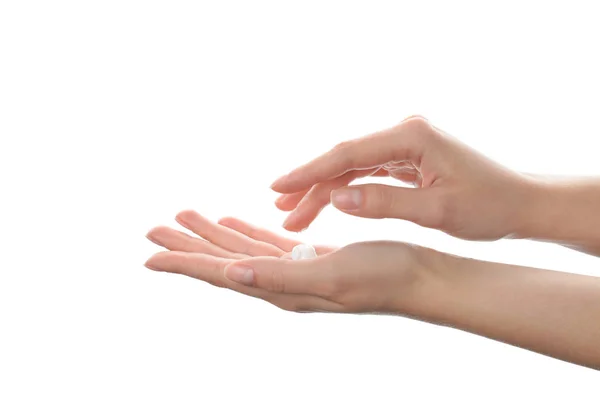 Mujer aplicando crema de manos sobre fondo blanco, primer plano — Foto de Stock