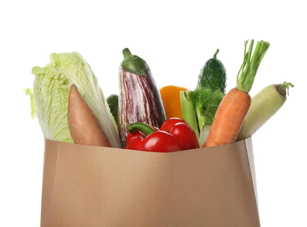 Bolsa de papel con verduras sobre fondo blanco, primer plano — Foto de Stock